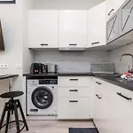 1 Bed, Center Of With Ac *
