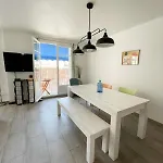 Spacious 2 Bedrooms With Parking To Port Of Apartment