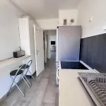 Spacious 2 Bedrooms With Parking To Port Of *