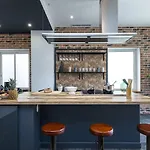 Extra Spacious 5 Min Walk To Sea & Tram Apartment *