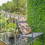 Modern Apartment, Steps From Tramway