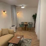 Recently Renovated In Quiet Area In Heart Of Old Apartment *