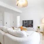 Wide & Cozy 1 Bdr Downtown Nice