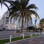 NICE CHAMBRE EXCLUSIVE DANS 2 PIECES 40 m2 ATYPIQUE ORIGINAL DANS GRANDE STRUCTURE TYPE APPARTEMENT D\'HOTE 80 m2 200 m mer PROMENADE DES ANGLAIS, POUR FEMMES VOYAGEUSES SEULEMENT