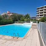 Apartment Lovely With Private Garden And A Swimming-pool Nice