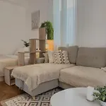 - Bright & Modern - Private Terrace - Aircon - Near Train & * Nice