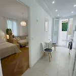 - Bright & Modern - Private Terrace - Aircon - Near Train & *