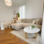 - Bright & Modern - Private Terrace - Aircon - Near Train & Apartment