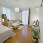 - Bright & Modern - Private Terrace - Aircon - Near Train & * Nice