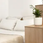 Central Studio - Bright & Modern - Private Terrace - Aircon - Near Train & Beach