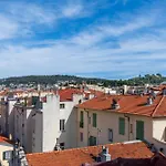 Charming Peaceful Haven In The Golden Square, Air-Conditioned