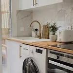 Apartment - Bright & Modern - Private Terrace - Aircon - Near Train & Nice