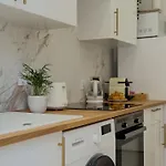 - Bright & Modern - Private Terrace - Aircon - Near Train & Apartment Nice