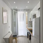 - Bright & Modern - Private Terrace - Aircon - Near Train &