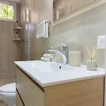 - Bright & Modern - Private Terrace - Aircon - Near Train & Apartment