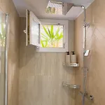 - Bright & Modern - Private Terrace - Aircon - Near Train & Apartment