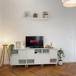 Apartment - Bright & Modern - Private Terrace - Aircon - Near Train & *
