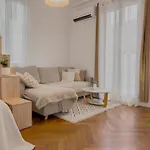 - Bright & Modern - Private Terrace - Aircon - Near Train & Apartment Nice