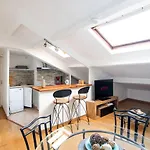 Signature Deluxe Apartment, Centre