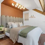 Sous Les Toits, Centre Apartment