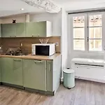 Sunny Old Town Apartment *
