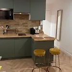 Perfectly Located Studio Between Sea And City Center