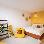 Studio rénové climatisé tout confort - Lit Queen size - emplacement idéal près des plages