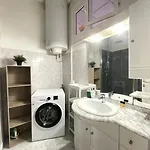 Beautiful spacious air conditioned apartment - center