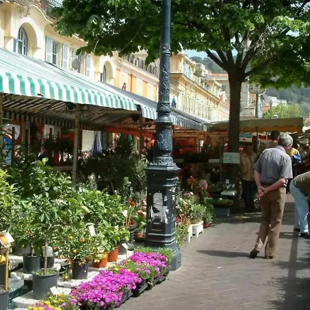 2 Pieces A Louer Au Coeur Du Carre D Or A Nice, Rue Dalpozzo A 150 Metres Des Plages *