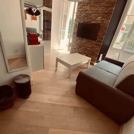 Studio Avec Terrasse En Plein Centre De Apartment