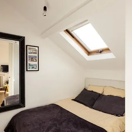 Lovely, Quiet 1 Bedroom With A Balcony *