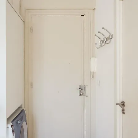 Lovely, Quiet 1 Bedroom With A Balcony Apartment *