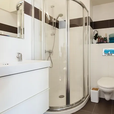 Lovely, Quiet 1 Bedroom With A Balcony Apartment *