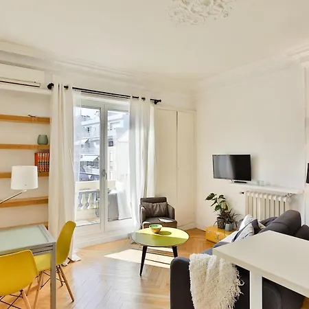 Lovely, Quiet 1 Bedroom With A Balcony Apartment
