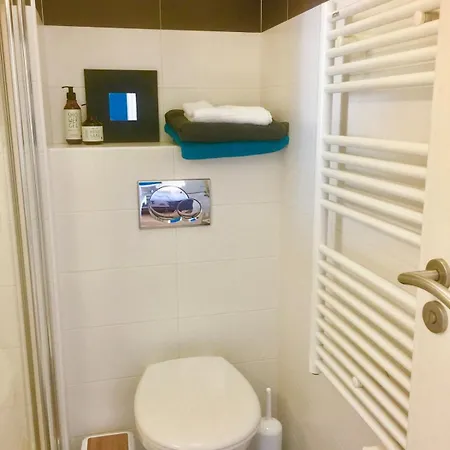 Lovely, Quiet 1 Bedroom With A Balcony Apartment