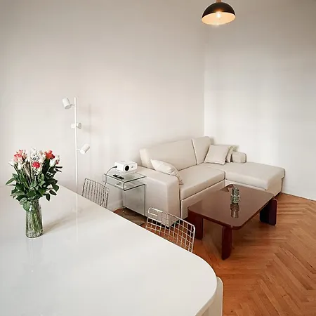Apartment Center - Spacious Luxury With Air Conditioning *