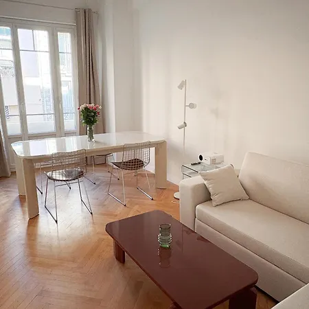 Apartment Center - Spacious Luxury With Air Conditioning