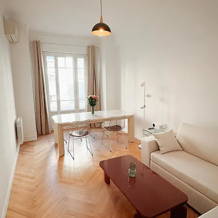 Apartment Center - Spacious Luxury With Air Conditioning *