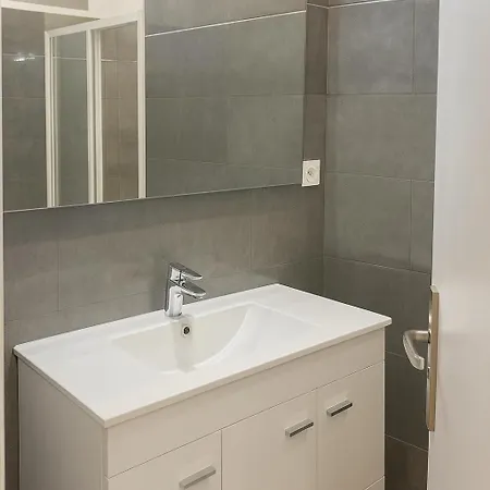 Promenade Des , Face A La , Proche Aeroport Apartment