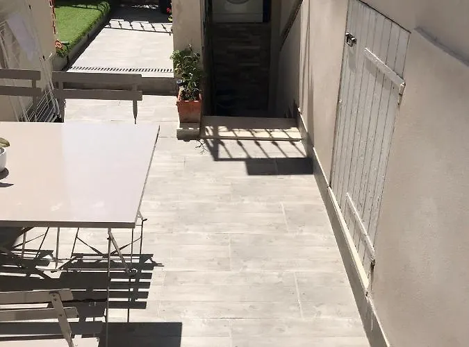 Jolie Appartement Nice Proche Mer Et Aeroport Une Chambre Plus Salon Avec Cuisine