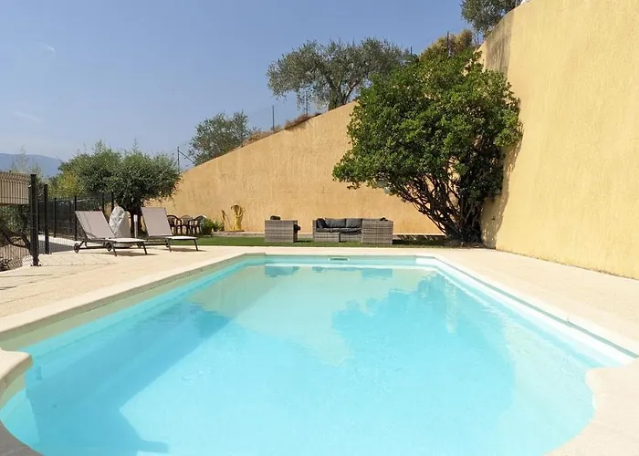 3 Pieces Dans Villa Avec Piscine
