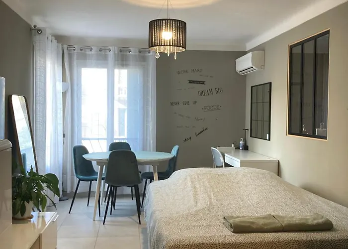 Nice West Cosy Flat Balcony, Near Airport, Train, Beach, Public Transport, Supermarket, Comfortable And Well Equipped