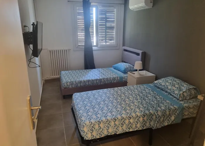 Chambre Privative Renove 2024, Climatisation, Tramway Sur Place , 12 Min Centre, 16 Min Plage, Apercu Lateral Mer, 2 Wc Avec 2 Salle De Bain, Private Room Renovated 2024, Air-Conditioned , Tram On Spot, 2 Toilets And 2 Bathrooms