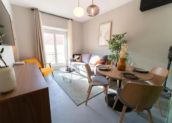 Old Town Diamond, Adorable Sunny Apartment With Ac