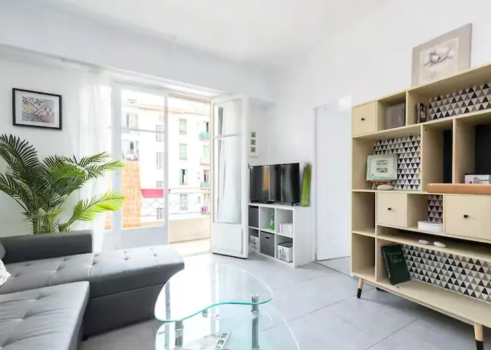 Beautiful & Spacious 2 Bed Apt Near Nice Center