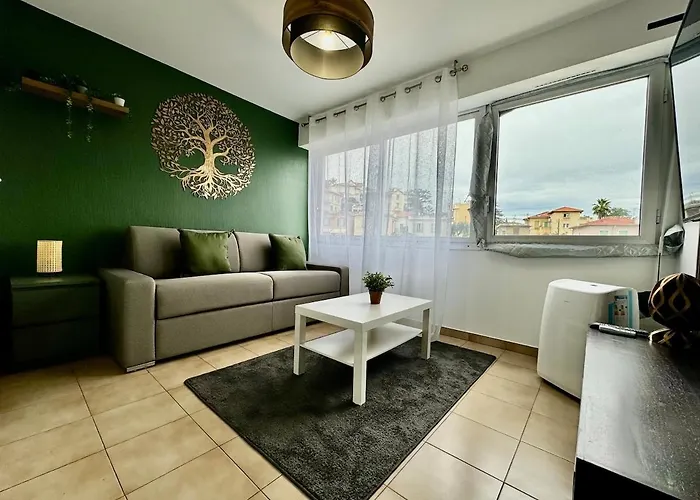 Nice Center, Top Floor Unobstructed View