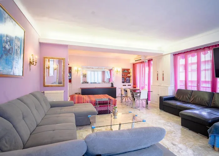Big Apart 140M2 5Min Walk To Beach Sea &Promenade 3 Double Rooms,Big Living Room 42M2, 3 Showers,9 Beds, Free Parking