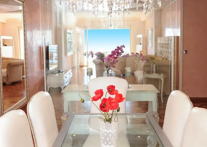 Le Majestic Promenade - Five Stars Holiday House