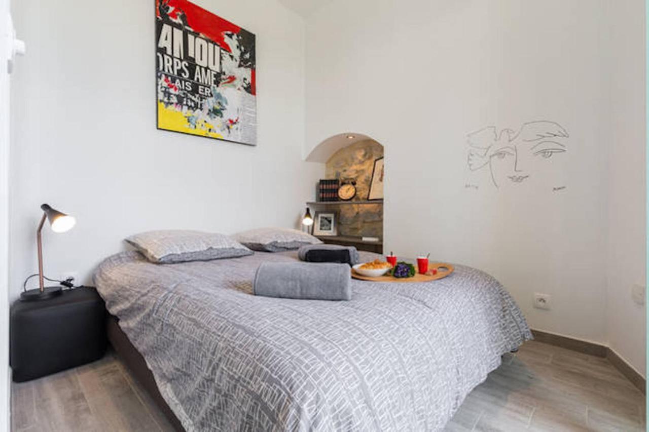 Apartment Pj - Dine On The Balcony At A Sleek Writer's Loft And Enjoy The View Nice
