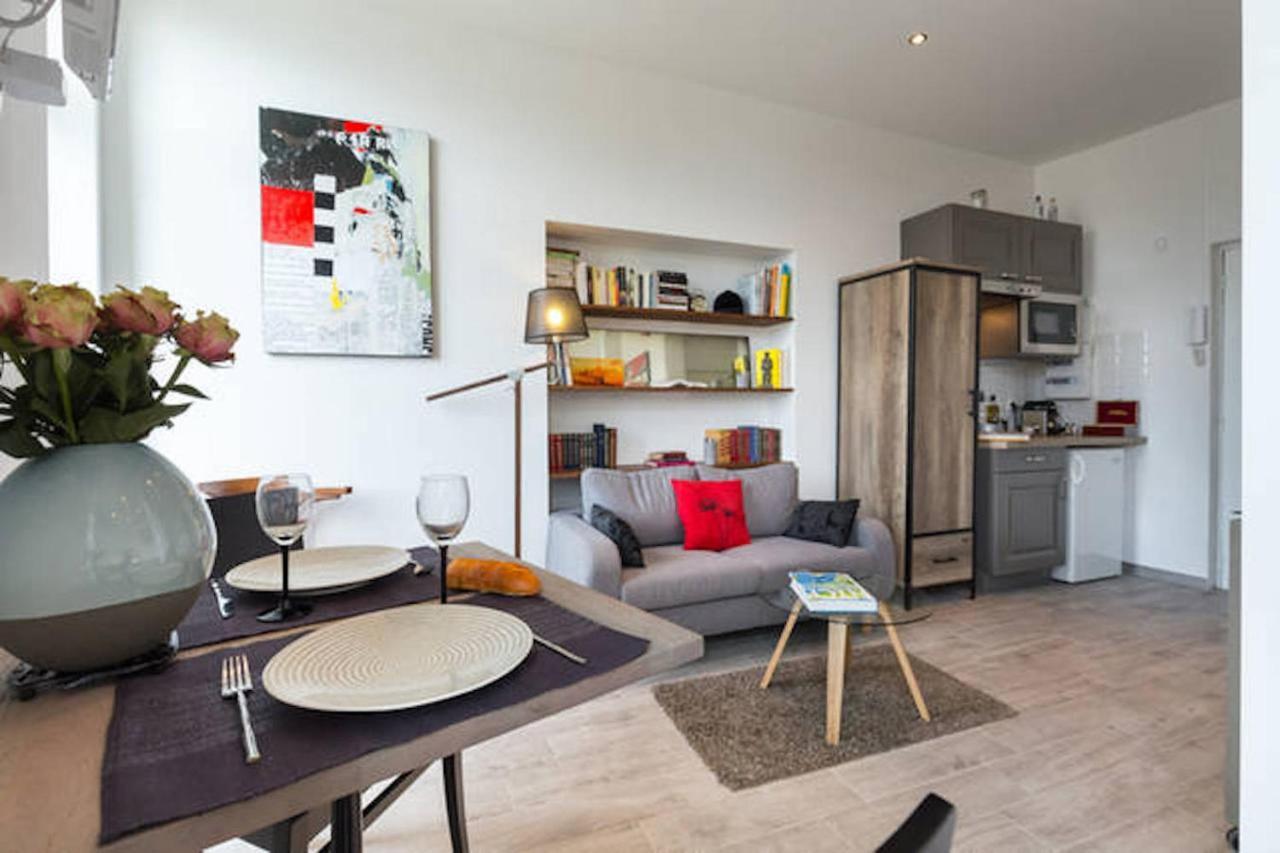 Apartment Pj - Dine On The Balcony At A Sleek Writer's Loft And Enjoy The View